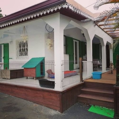 Vu maison extérieur - Pension Canine Familiale Crapules et cie 974 maison extérieur - Pension Canine Familiale Crapules et cie 974